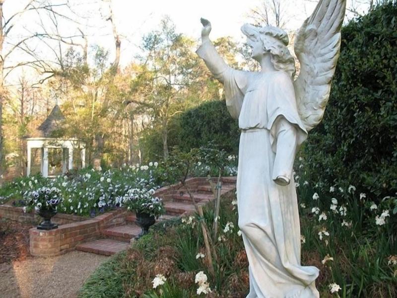 Monmouth Historic Inn & Gardens image