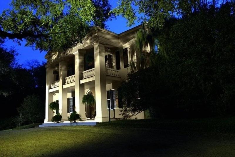 Monmouth Historic Inn & Gardens image