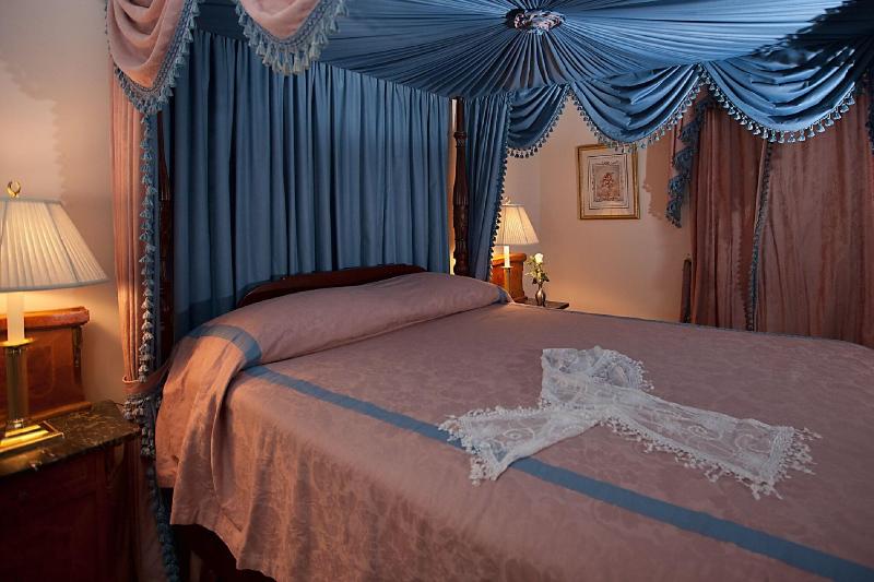 Monmouth Historic Inn & Gardens image