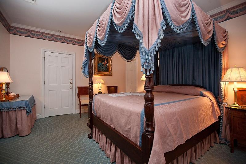Monmouth Historic Inn & Gardens image