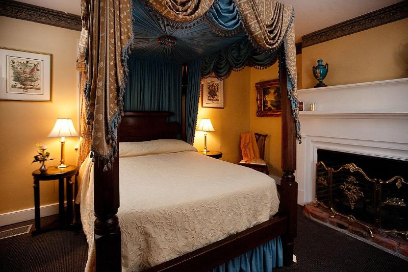 Monmouth Historic Inn & Gardens image
