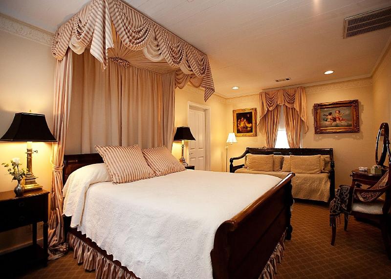Monmouth Historic Inn & Gardens image