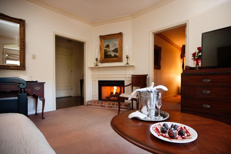 Monmouth Historic Inn & Gardens image