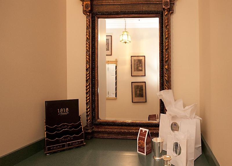 Monmouth Historic Inn & Gardens image