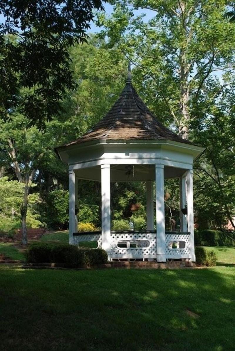 Monmouth Historic Inn & Gardens image