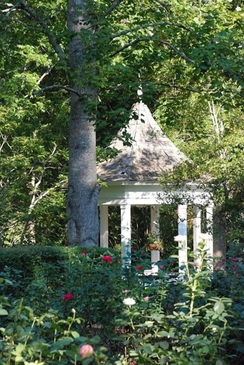 Monmouth Historic Inn & Gardens image