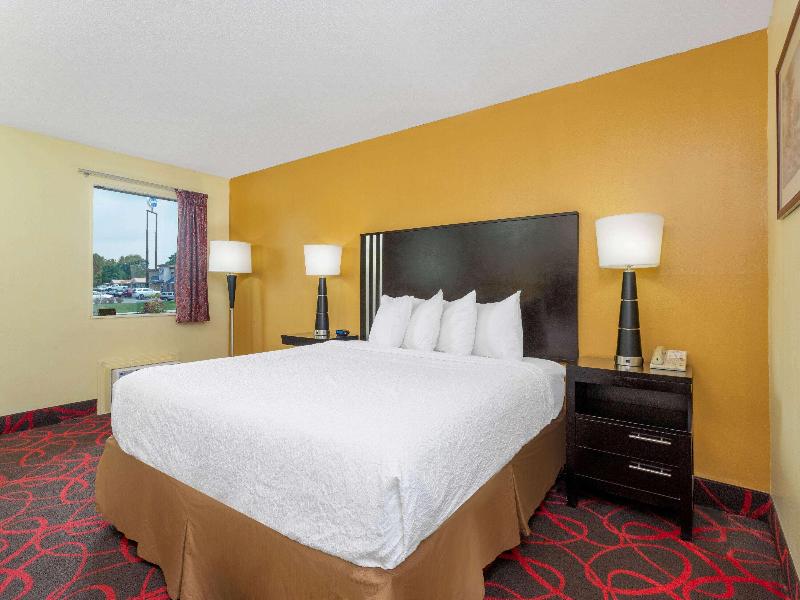 Travelodge by Wyndham Richmond IN image