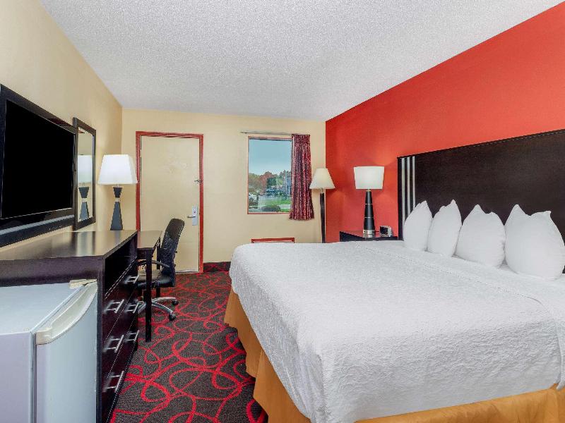 Travelodge by Wyndham Richmond IN image