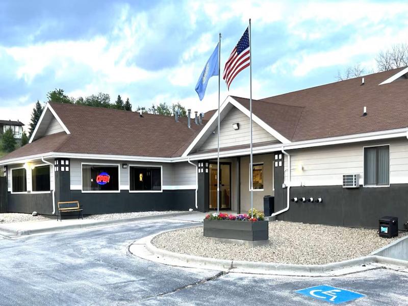 Super 8 By Wyndham Hot Springs — exterior view