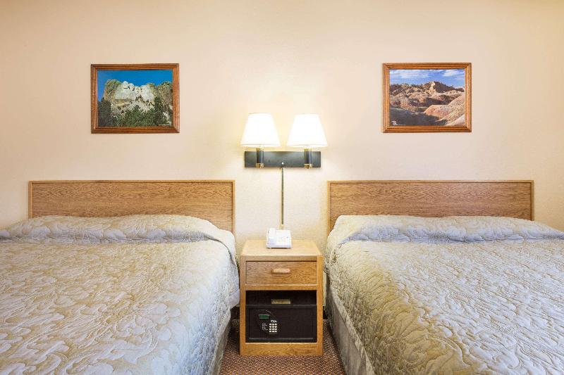Super 8 By Wyndham Hot Springs image