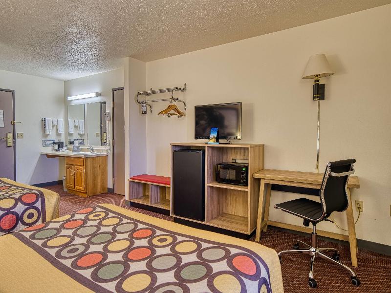 Super 8 By Wyndham Hot Springs image