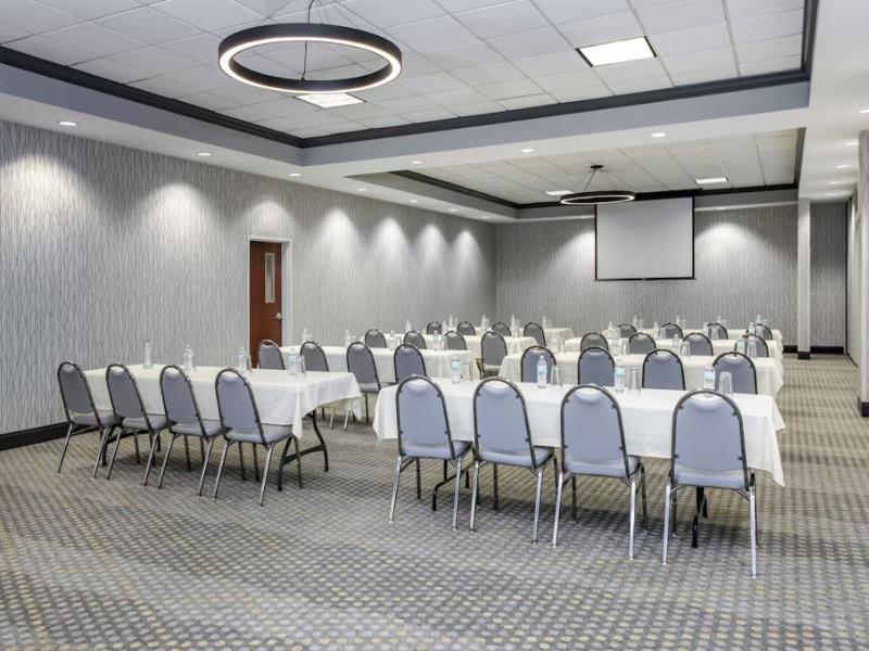 Holiday Inn Quincy image