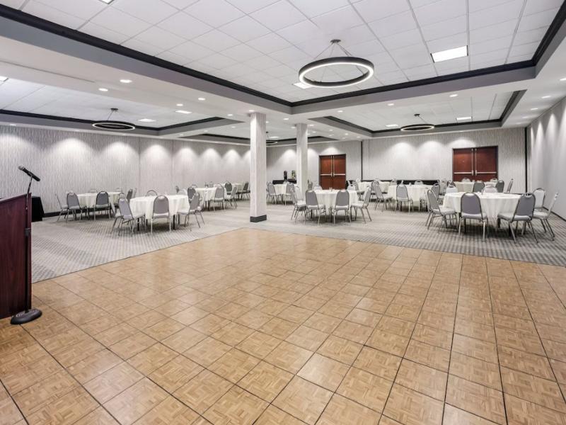 Holiday Inn Quincy image