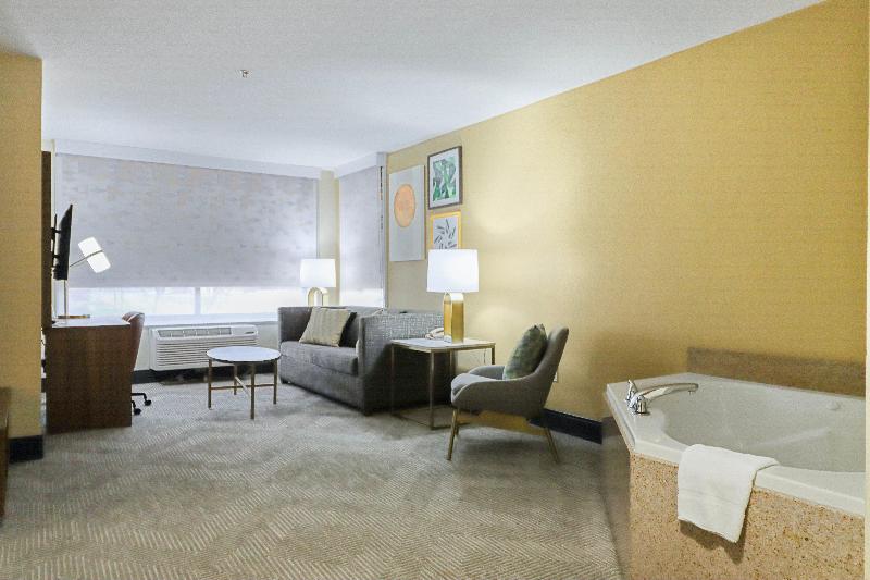 Holiday Inn Quincy image