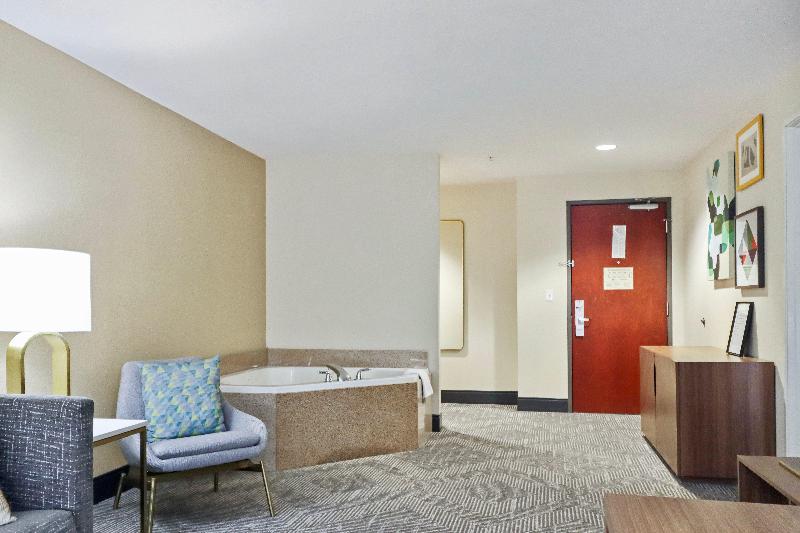 Holiday Inn Quincy image