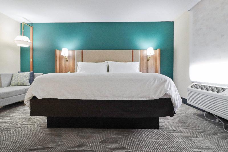 Holiday Inn Quincy image