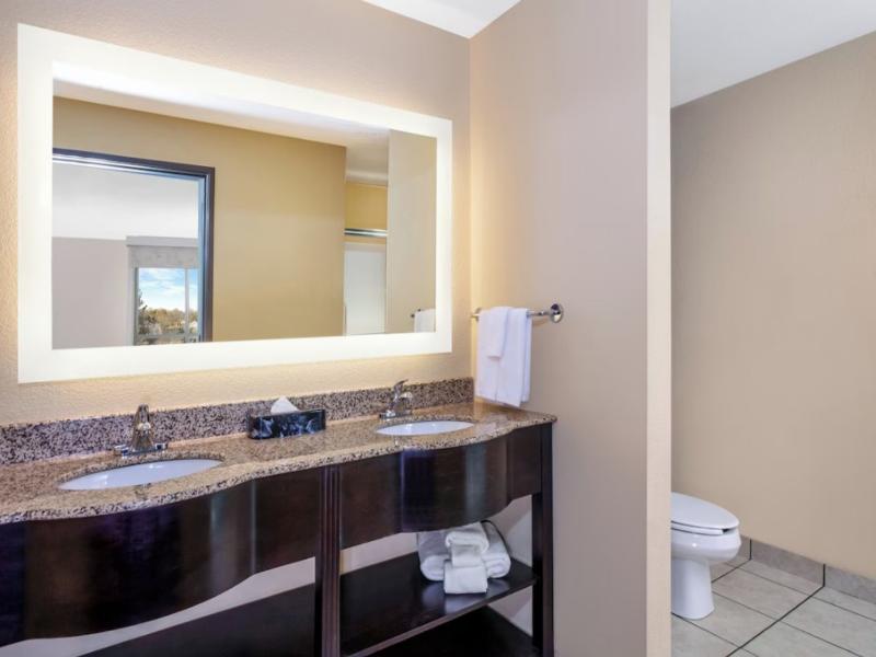 Holiday Inn Quincy image