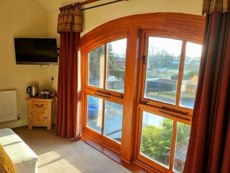 Oak Tree Inn image