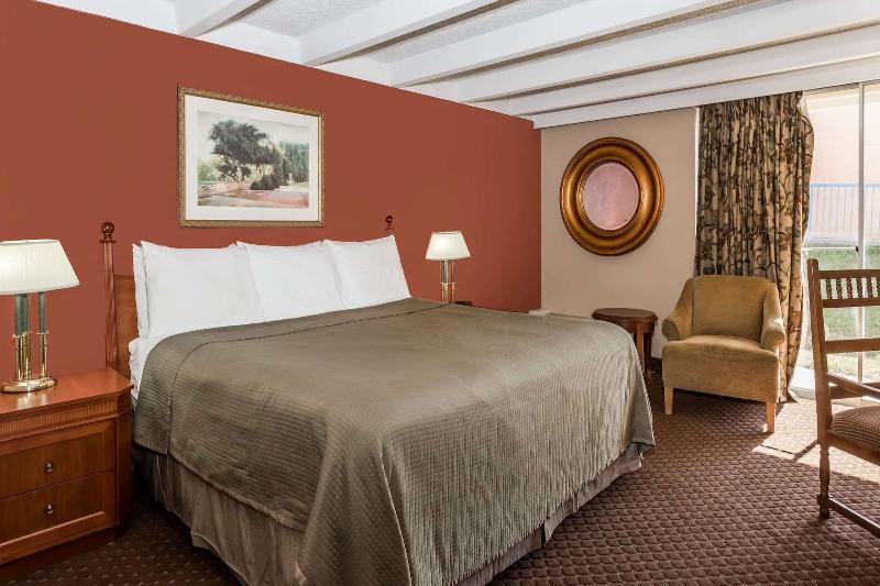 Rodeway Inn & Suites