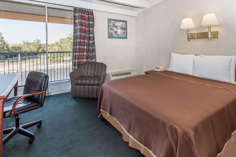 Rodeway Inn & Suites