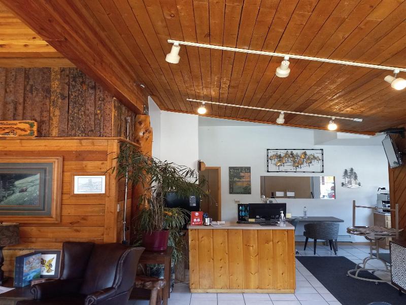 Lone Eagle Lodge And Snowmobile Rental image