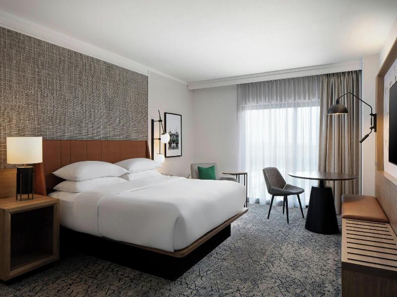 Sheraton Westport Plaza Hotel St. Louis image
