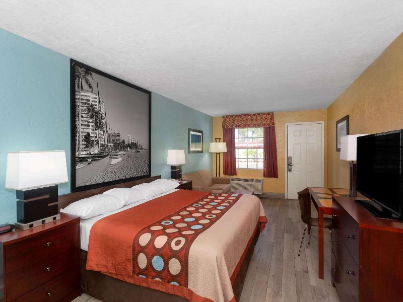Super 8 By Wyndham Bradenton Sarasota Area image