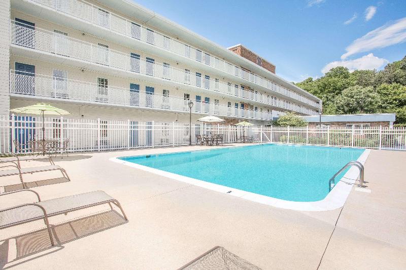 Howard Johnson by Wyndham Staunton image