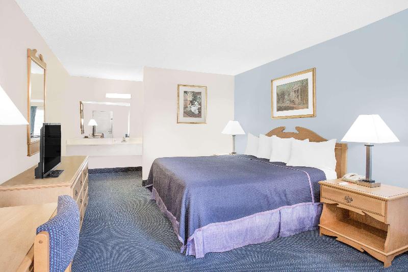 Howard Johnson by Wyndham Staunton image