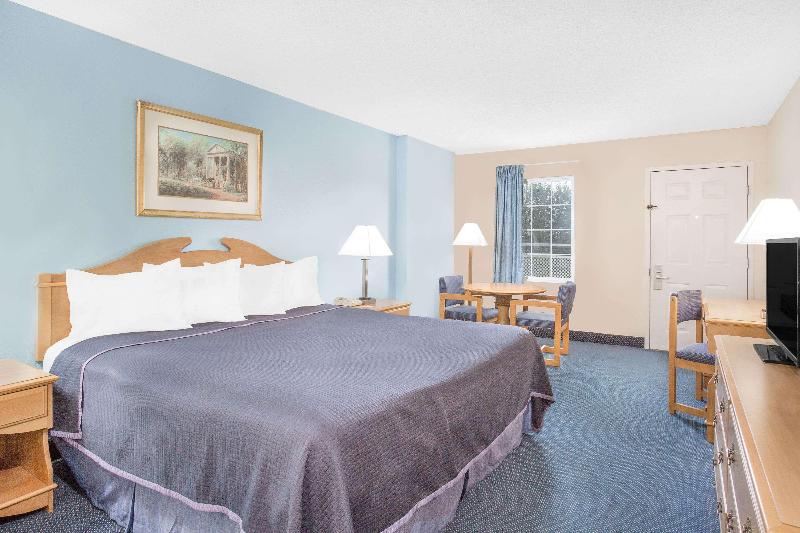 Howard Johnson by Wyndham Staunton image