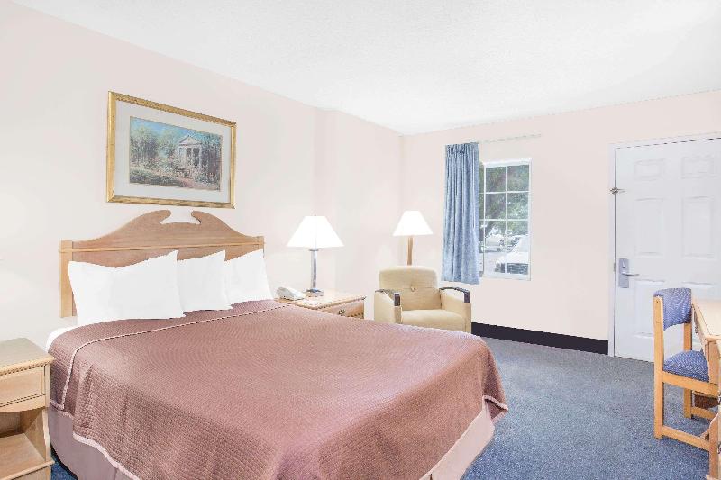 Howard Johnson by Wyndham Staunton image