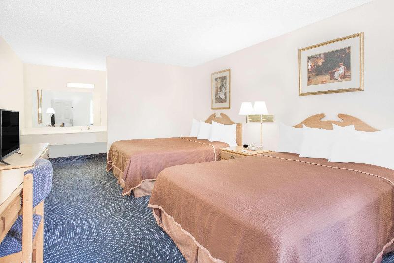 Howard Johnson by Wyndham Staunton image