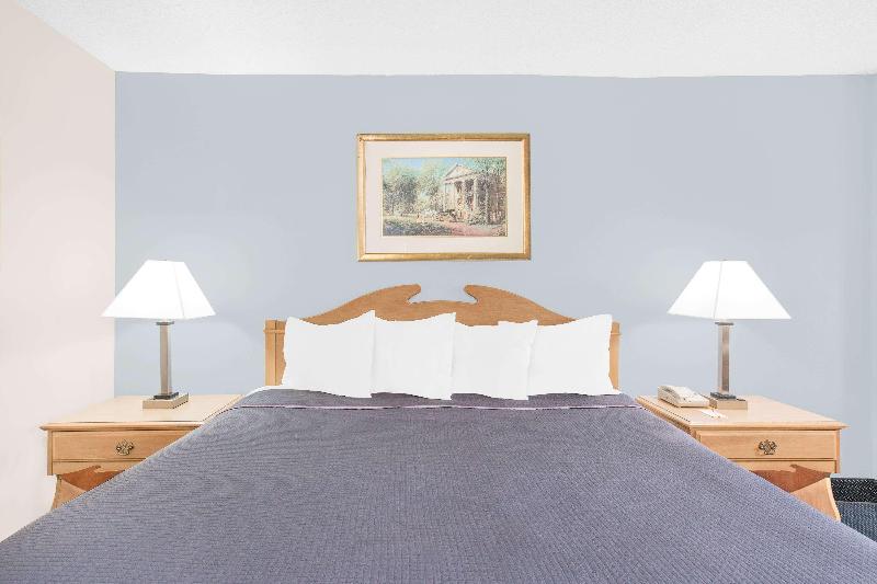 Howard Johnson by Wyndham Staunton image