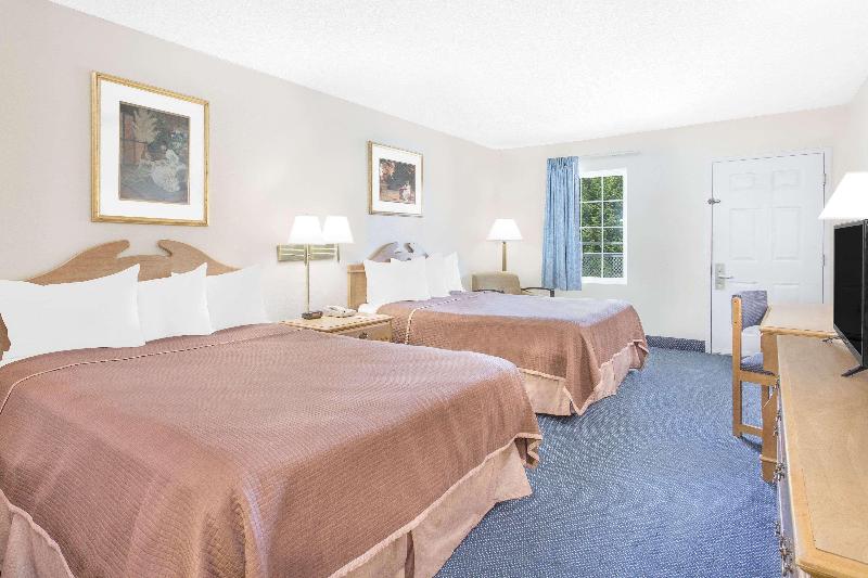 Howard Johnson by Wyndham Staunton image