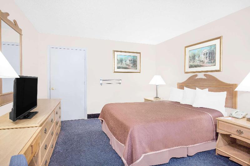 Howard Johnson by Wyndham Staunton image
