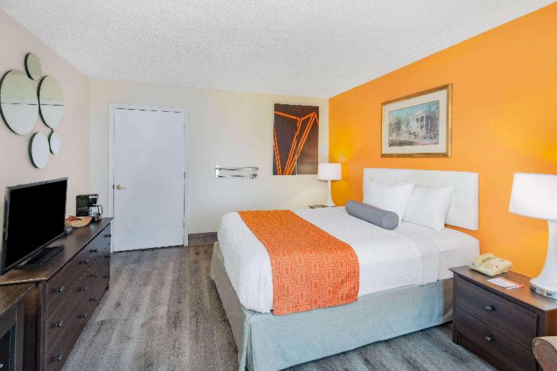 Howard Johnson by Wyndham Staunton image