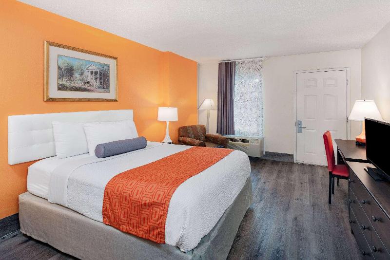 Howard Johnson by Wyndham Staunton image