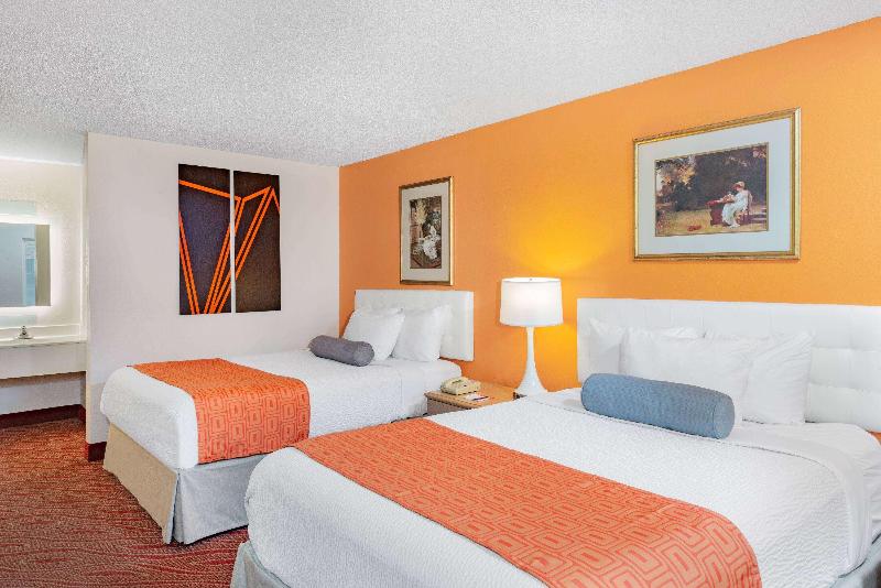 Howard Johnson by Wyndham Staunton image