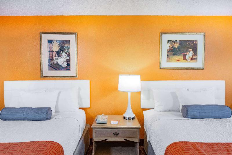 Howard Johnson by Wyndham Staunton image