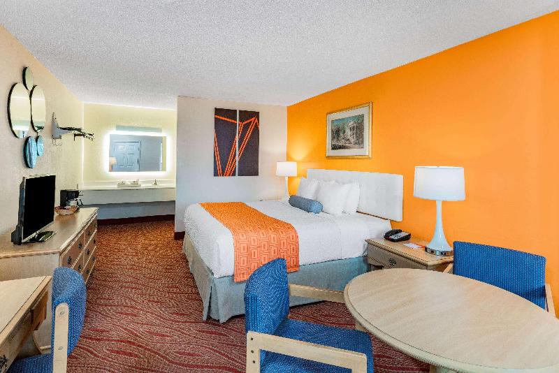 Howard Johnson by Wyndham Staunton image