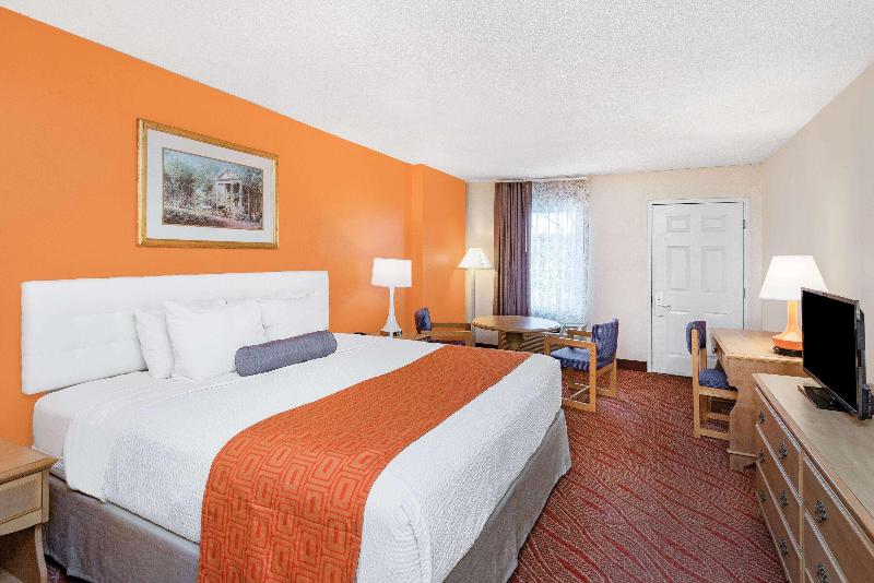 Howard Johnson by Wyndham Staunton image