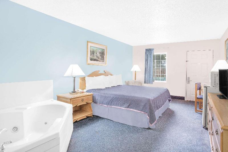Howard Johnson by Wyndham Staunton image