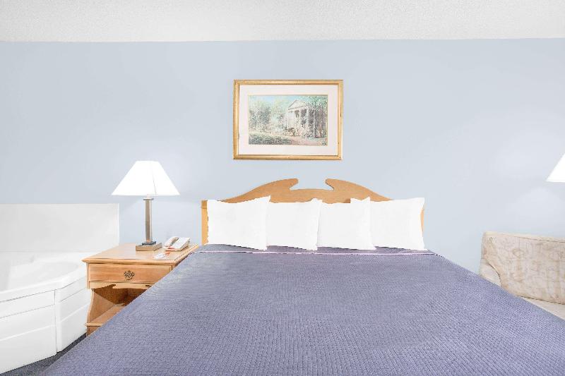 Howard Johnson by Wyndham Staunton image