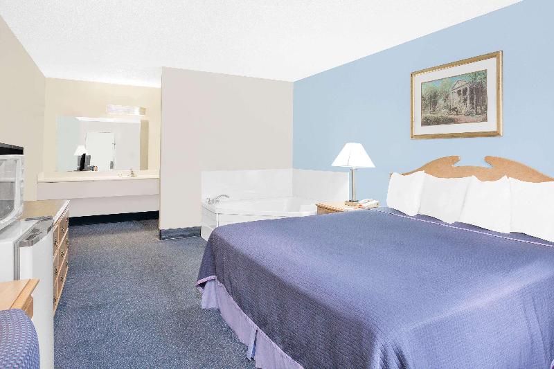 Howard Johnson by Wyndham Staunton image