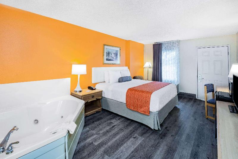 Howard Johnson by Wyndham Staunton image