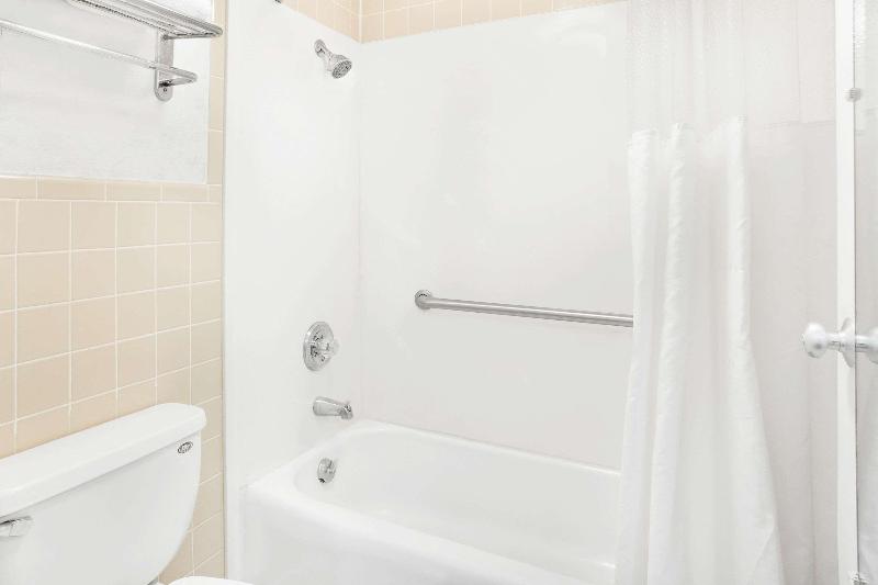 Howard Johnson by Wyndham Staunton image
