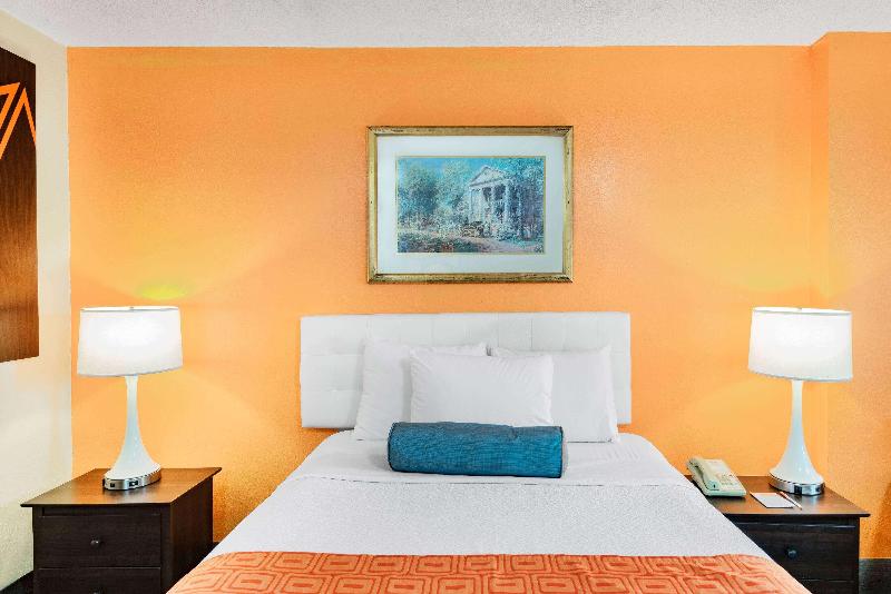 Howard Johnson by Wyndham Staunton image