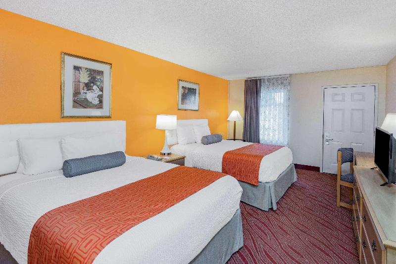 Howard Johnson by Wyndham Staunton image