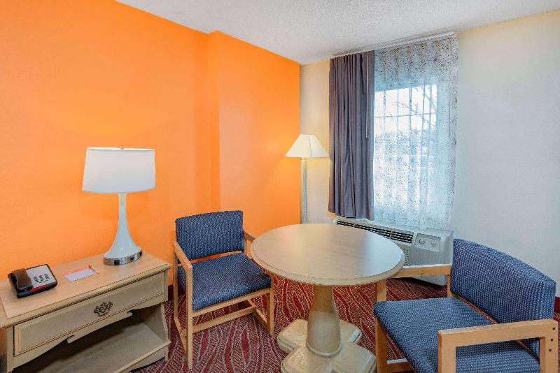 Howard Johnson by Wyndham Staunton image