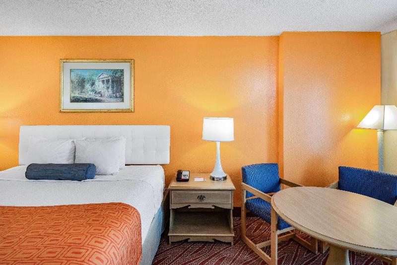 Howard Johnson by Wyndham Staunton image